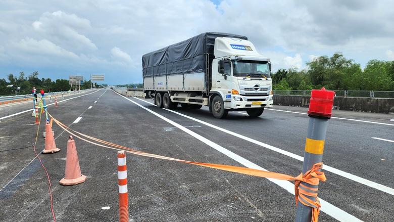 Cận cảnh điểm đấu nối cao tốc Quảng Ng&atilde;i - Ho&agrave;i Nhơn v&agrave;o cao tốc Đ&agrave; Nẵng - Quảng Ng&atilde;i- Ảnh 5.