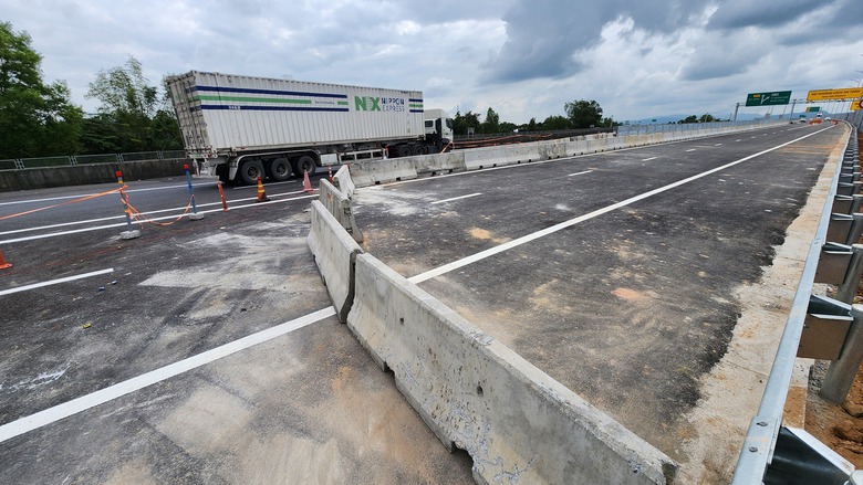 Cận cảnh điểm đấu nối cao tốc Quảng Ng&atilde;i - Ho&agrave;i Nhơn v&agrave;o cao tốc Đ&agrave; Nẵng - Quảng Ng&atilde;i- Ảnh 12.