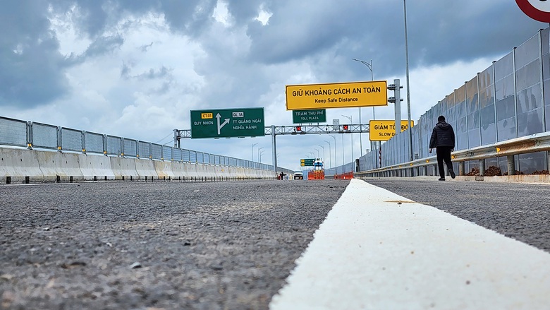 Cận cảnh điểm đấu nối cao tốc Quảng Ng&atilde;i - Ho&agrave;i Nhơn v&agrave;o cao tốc Đ&agrave; Nẵng - Quảng Ng&atilde;i- Ảnh 10.