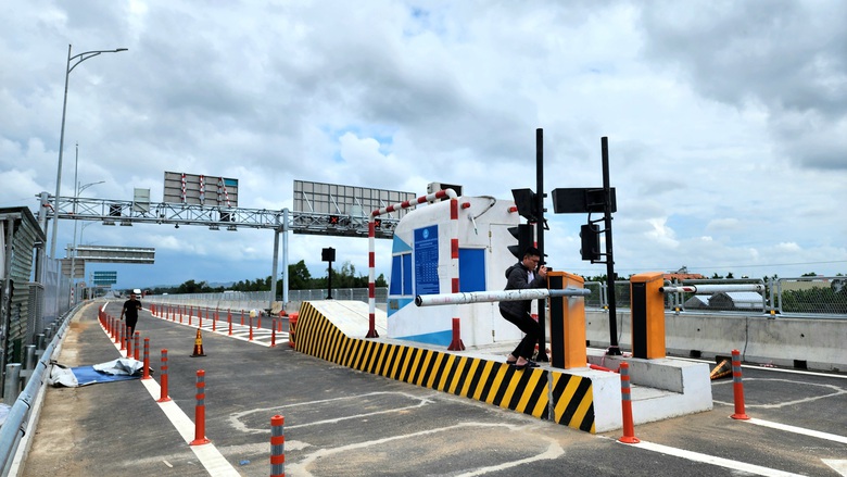 Cận cảnh điểm đấu nối cao tốc Quảng Ng&atilde;i - Ho&agrave;i Nhơn v&agrave;o cao tốc Đ&agrave; Nẵng - Quảng Ng&atilde;i- Ảnh 3.