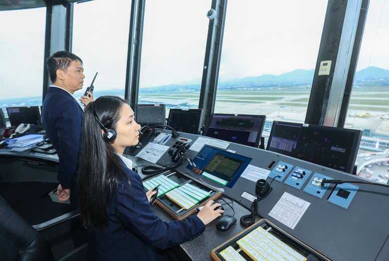 Giảm thiểu t&agrave;u bay chờ, hạn chế tắc nghẽn tr&ecirc;n đường lăn, s&acirc;n đỗ dịp cao điểm Tết- Ảnh 1.