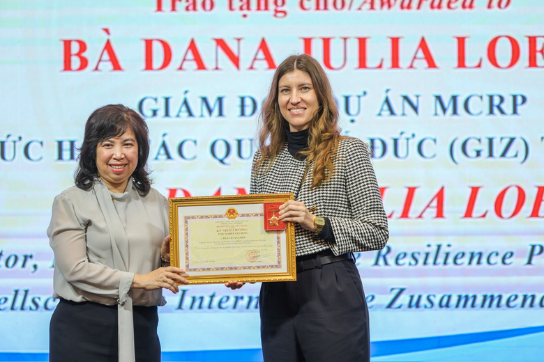 Bộ X&acirc;y dựng trao Kỷ niệm chương cho Dự &aacute;n th&iacute;ch ứng biến đổi kh&iacute; hậu ĐBSCL- Ảnh 1.