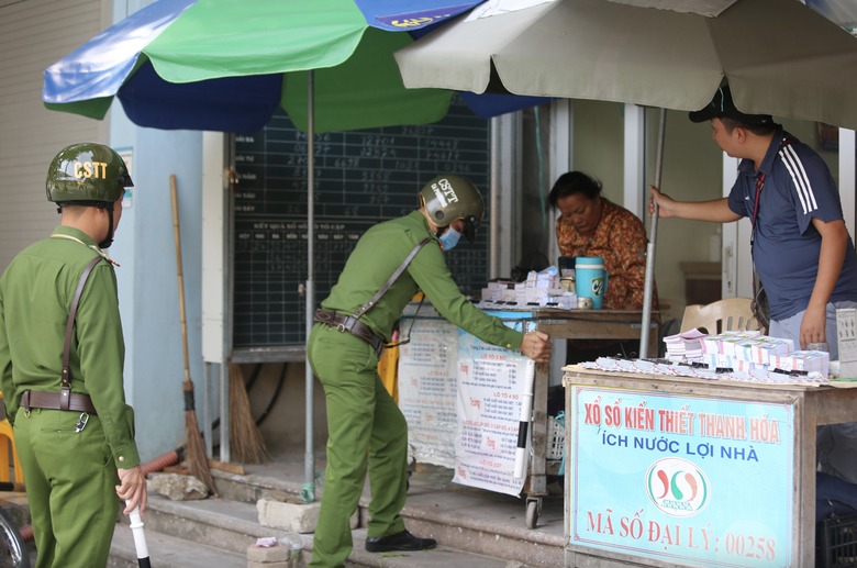 Thanh H&oacute;a đồng loạt ra qu&acirc;n lập lại trật tự h&agrave;nh lang ATGT- Ảnh 1.