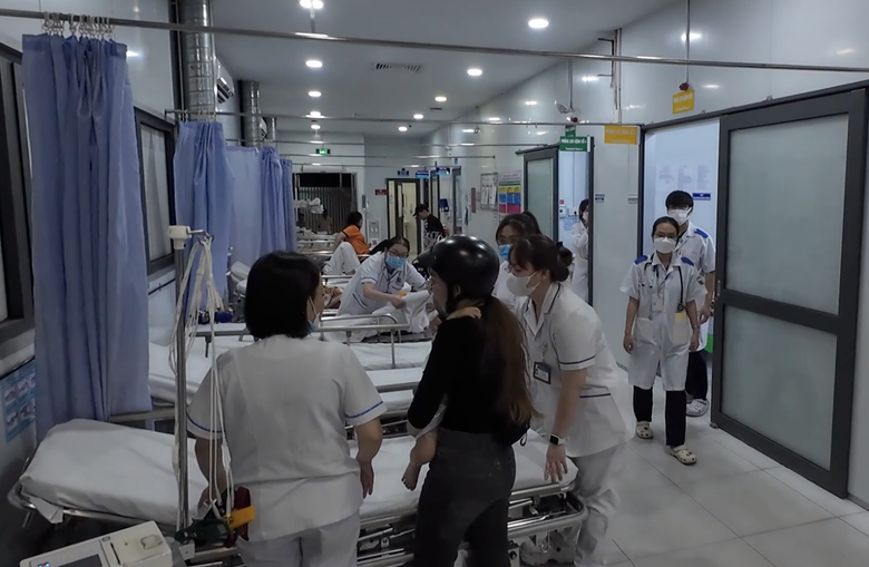 CSGT d&ugrave;ng xe đặc chủng đưa b&eacute; trai 2 tuổi đi cấp cứu kịp thời- Ảnh 1.