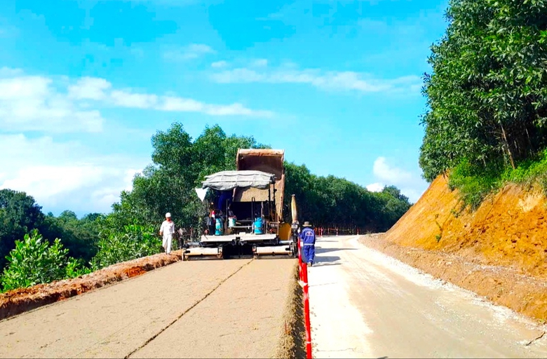 Hai nhà thầu bị phê bình vì thi công chậm tiến độ dự án cải tạo, nâng cấp QL14E- Ảnh 1. Hai nhà thầu bị phê bình vì thi công chậm tiến độ dự án cải tạo, nâng cấp QL14E- Ảnh 1.