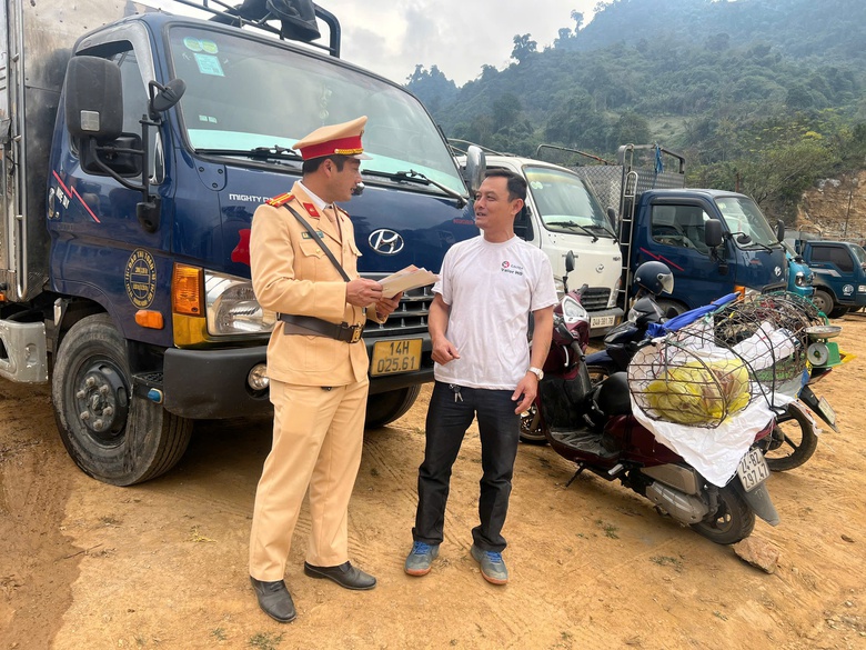Nghe CSGT "bắn" tiếng M&ocirc;ng tuy&ecirc;n truyền an to&agrave;n giao th&ocirc;ng giữa chợ phi&ecirc;n v&ugrave;ng cao- Ảnh 6.