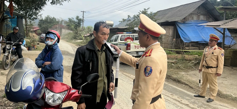 Nghe CSGT "bắn" tiếng M&ocirc;ng tuy&ecirc;n truyền an to&agrave;n giao th&ocirc;ng giữa chợ phi&ecirc;n v&ugrave;ng cao- Ảnh 13.