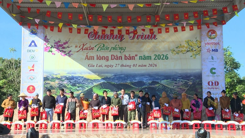 Gia Lai: Ấm &aacute;p t&igrave;nh qu&acirc;n d&acirc;n "Xu&acirc;n Bi&ecirc;n ph&ograve;ng - Ấm l&ograve;ng d&acirc;n bản"- Ảnh 5.