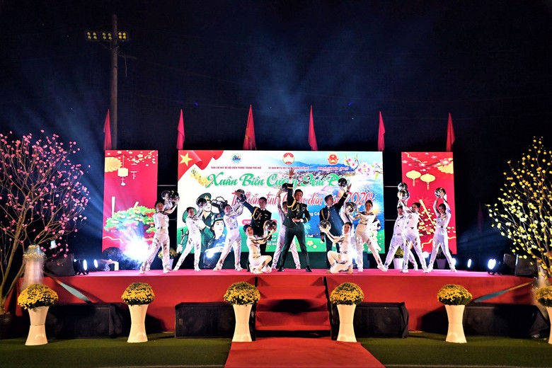 Huế: Tết thắm tình quân dân, xuân biên cương hải đảo- Ảnh 5. Huế: Tết thắm tình quân dân, xuân biên cương hải đảo- Ảnh 5.