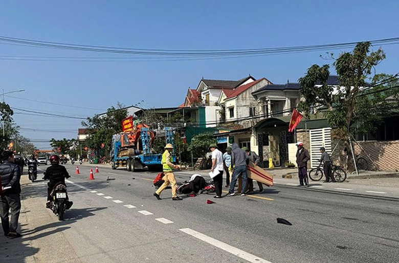 Lực lượng chức năng xử lý hiện trường vụ tai nạn - Ảnh: Hữu Trung. Lực lượng chức năng xử lý hiện trường vụ tai nạn - Ảnh: Hữu Trung.