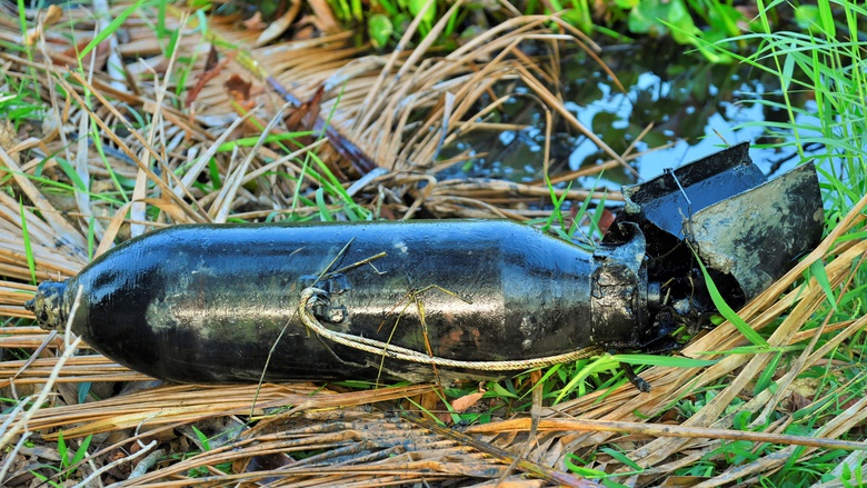 C&agrave; Mau: B&agrave;n giao gần 1,5 tấn bom cho Lữ đo&agrave;n C&ocirc;ng binh 25 hủy nổ- Ảnh 2.