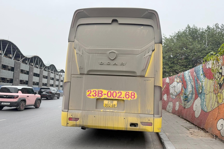 &Ocirc; t&ocirc; đang chạy bị b&ugrave;n đất che biển số, t&agrave;i xế c&oacute; phải dừng lại ngay để lau vết bẩn?- Ảnh 1.