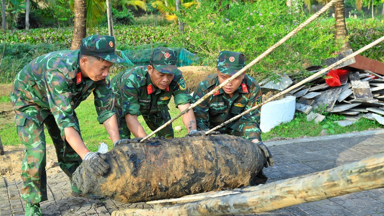 C&agrave; Mau: B&agrave;n giao gần 1,5 tấn bom cho Lữ đo&agrave;n C&ocirc;ng binh 25 hủy nổ- Ảnh 1.