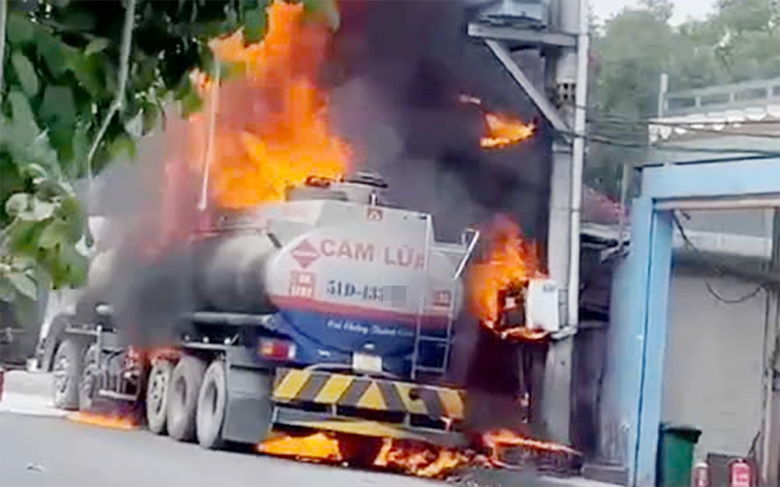 TP.HCM: Ch&aacute;y xe bồn chở xăng ở Nh&agrave; B&egrave;, cột kh&oacute;i cao h&agrave;ng chục m&eacute;t