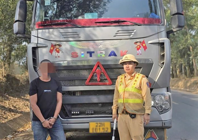 Xử l&yacute; t&agrave;i xế nghiện cầm v&ocirc; lăng- Ảnh 1.