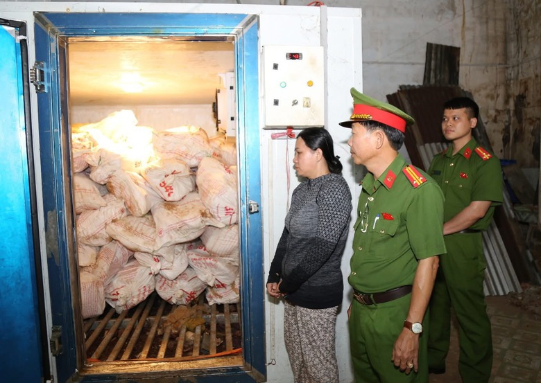 Khởi tố đối tượng mua hơn 12 tấn heo chết nhiễm dịch tả lợn ch&acirc;u Phi, cấp đ&ocirc;ng b&aacute;n dần- Ảnh 1.
