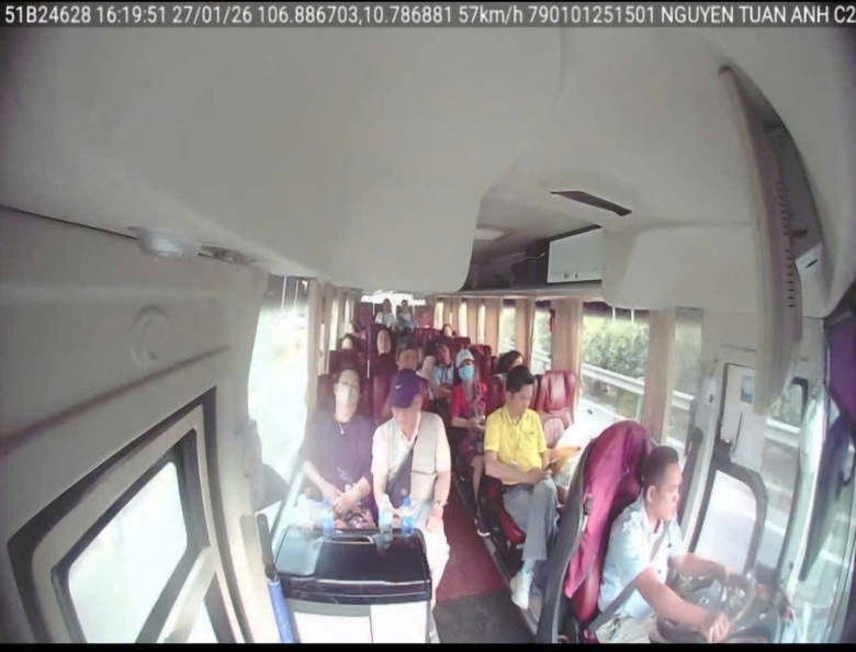 Kiểm tra xe khách trên cao tốc, CSGT xử lý nhiều hành khách không thắt dây an toàn- Ảnh 4. Kiểm tra xe khách trên cao tốc, CSGT xử lý nhiều hành khách không thắt dây an toàn- Ảnh 4.