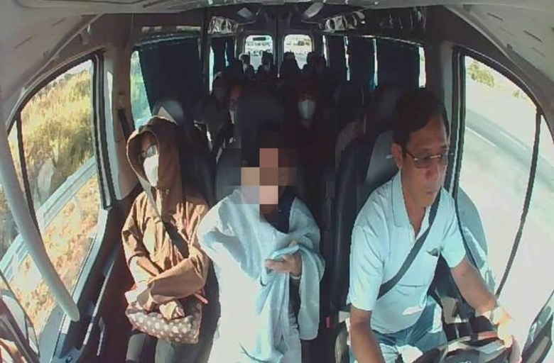 Kiểm tra xe khách trên cao tốc, CSGT xử lý nhiều hành khách không thắt dây an toàn- Ảnh 3. Kiểm tra xe khách trên cao tốc, CSGT xử lý nhiều hành khách không thắt dây an toàn- Ảnh 3.