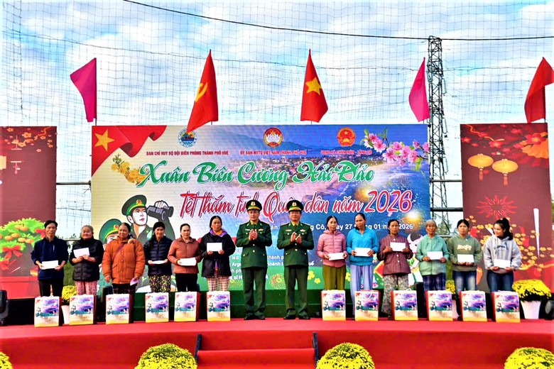 Huế: Tết thắm tình quân dân, xuân biên cương hải đảo- Ảnh 8. Huế: Tết thắm tình quân dân, xuân biên cương hải đảo- Ảnh 8.