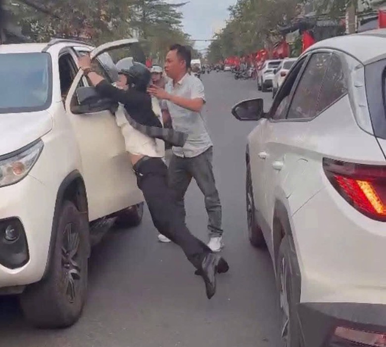 Bắt đối tượng d&ugrave;ng mũ bảo hiểm đ&aacute;nh người sau va chạm giao th&ocirc;ng- Ảnh 2.