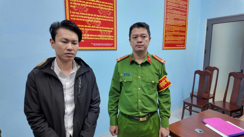 Bắt đối tượng d&ugrave;ng mũ bảo hiểm đ&aacute;nh người sau va chạm giao th&ocirc;ng- Ảnh 1.
