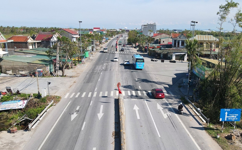 Khắc phục hậu quả bão lũ, Hà Tĩnh sửa chữa 84 cụm đèn tín hiệu giao thông- Ảnh 1. Khắc phục hậu quả bão lũ, Hà Tĩnh sửa chữa 84 cụm đèn tín hiệu giao thông- Ảnh 1.