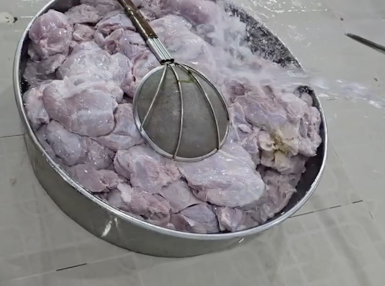 C&ocirc;ng ty nghi đưa thịt hết hạn v&agrave;o trường học ở TP.HCM từng bị kiểm tra- Ảnh 2.