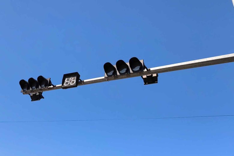 Khắc phục hậu quả bão lũ, Hà Tĩnh sửa chữa 84 cụm đèn tín hiệu giao thông- Ảnh 2. Khắc phục hậu quả bão lũ, Hà Tĩnh sửa chữa 84 cụm đèn tín hiệu giao thông- Ảnh 2.