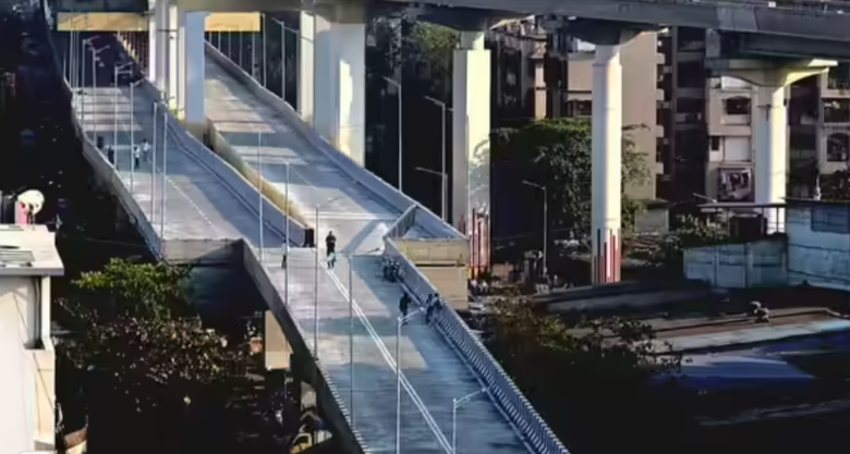 Giới chức Ấn Độ l&yacute; giải việc "b&oacute;p" cầu vượt đột ngột từ 4 l&agrave;n về 2 l&agrave;n- Ảnh 2.