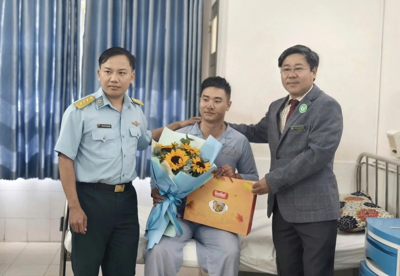 Vụ m&aacute;y bay qu&acirc;n sự rơi ở Đắk Lắk: Phi c&ocirc;ng đ&atilde; được xuất viện- Ảnh 1.