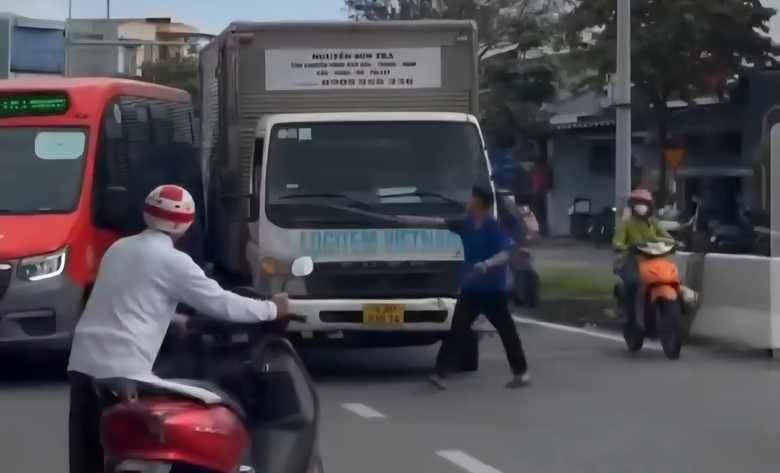 Xử l&yacute; t&agrave;i xế xe tải chặn đường xe bu&yacute;t, d&ugrave;ng hung kh&iacute; đe dọa người kh&aacute;c ở Đ&agrave; Nẵng- Ảnh 2.