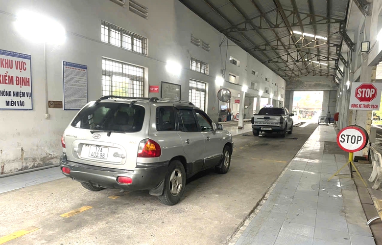Trung tâm đăng kiểm đồng loạt dừng dán tem thu phí đường bộ- Ảnh 1. Trung tâm đăng kiểm đồng loạt dừng dán tem thu phí đường bộ- Ảnh 1.