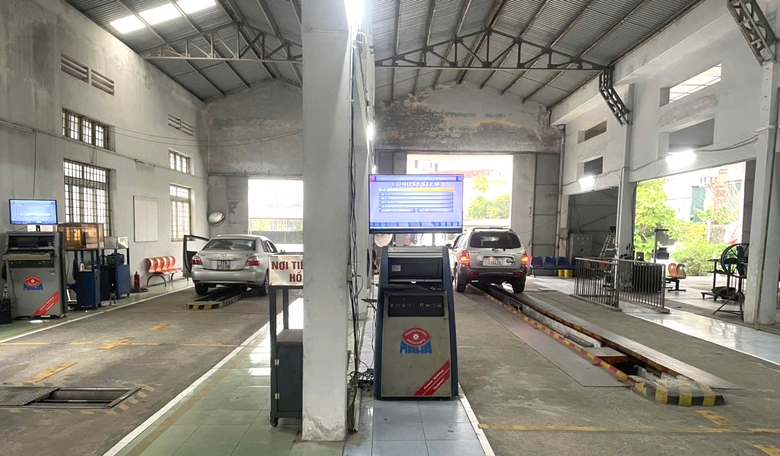 Chủ xe phấn khởi v&igrave; &ocirc; t&ocirc; được đăng kiểm ngay trong dịp nghỉ Tết dương lịch- Ảnh 2.