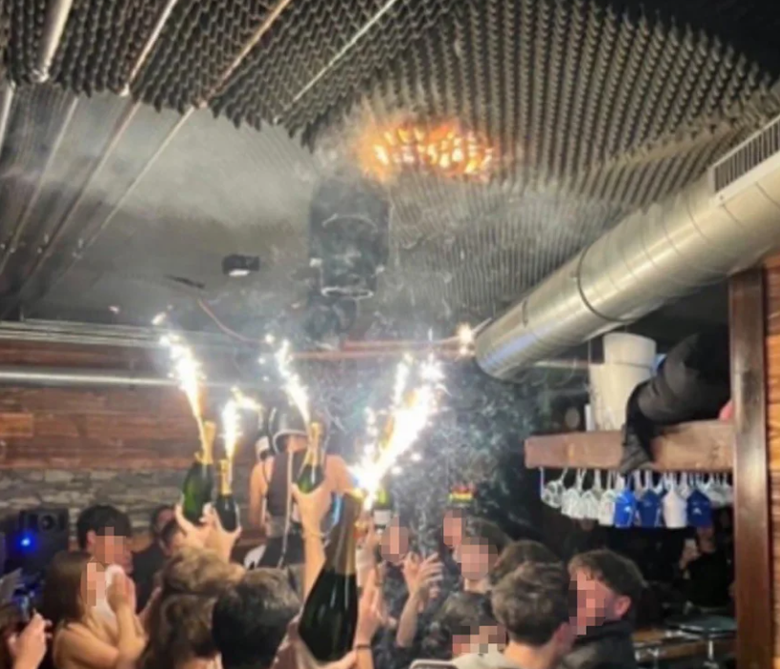 H&eacute; lộ nguy&ecirc;n nh&acirc;n vụ ch&aacute;y qu&aacute;n bar thảm khốc trong đ&ecirc;m Giao thừa ở Thụy Sĩ- Ảnh 1.