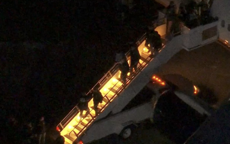 H&igrave;nh ảnh Tổng thống Venezuela được đưa khỏi m&aacute;y bay, bị lực lượng Mỹ giữ tại căn cứ