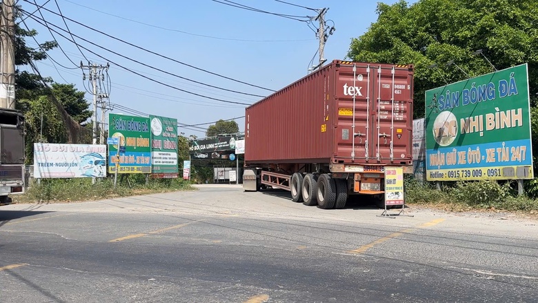Người phụ nữ tử vong thương tâm sau va chạm với xe container ở TP.HCM- Ảnh 2. Người phụ nữ tử vong thương tâm sau va chạm với xe container ở TP.HCM- Ảnh 2.