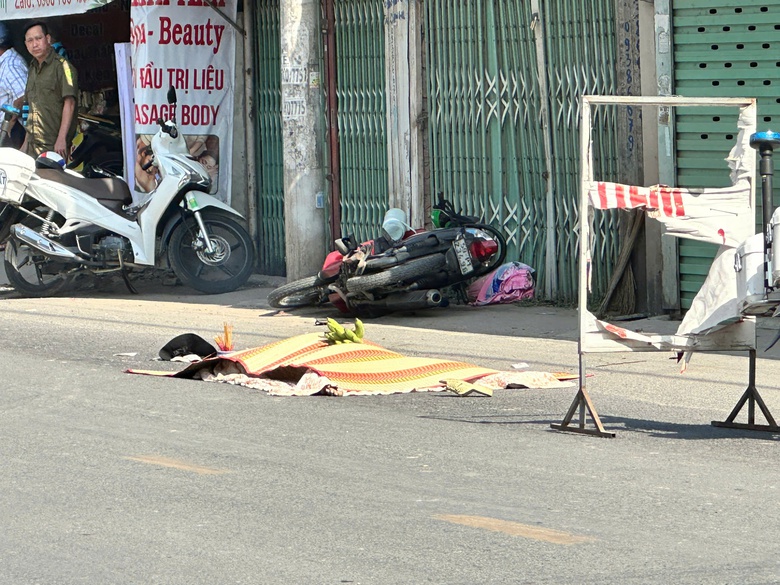 Người phụ nữ tử vong thương tâm sau va chạm với xe container ở TP.HCM- Ảnh 1. Người phụ nữ tử vong thương tâm sau va chạm với xe container ở TP.HCM- Ảnh 1.