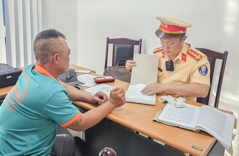 Thuyền trưởng vi phạm nồng độ cồn khi chở kh&aacute;ch tr&ecirc;n vịnh Nha Trang- Ảnh 1.