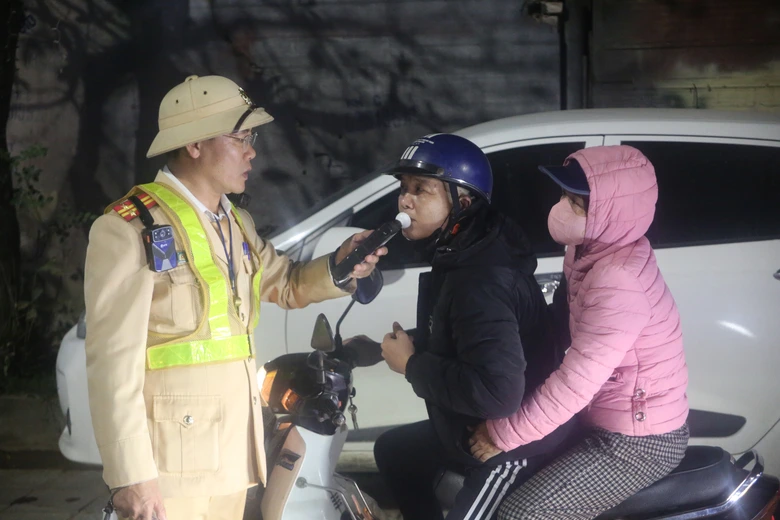 Thanh H&oacute;a: Tăng cường tuần tra, xử l&yacute; vi phạm nồng độ cồn tr&ecirc;n c&aacute;c tuyến đường trọng điểm- Ảnh 3.