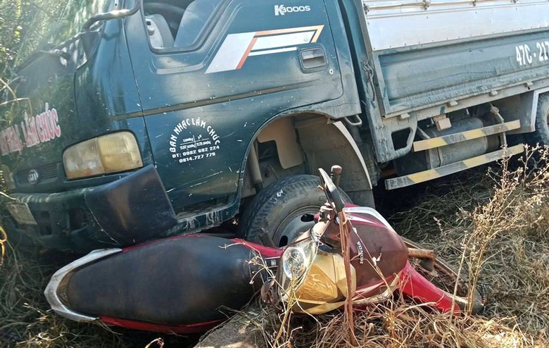 Vụ tai nạn khiến cháu bé đi bộ tử vong, người mẹ đi xe máy bị thương. Vụ tai nạn khiến cháu bé đi bộ tử vong, người mẹ đi xe máy bị thương.