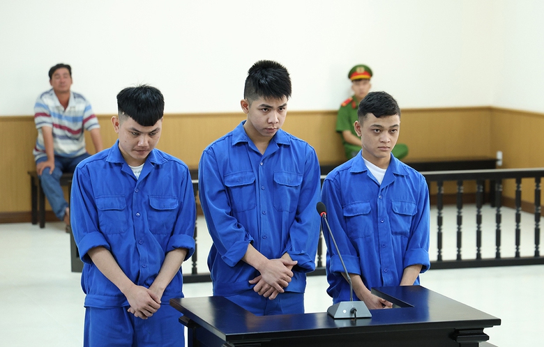 Nh&oacute;m thanh ni&ecirc;n giết người, g&acirc;y rối trật tự c&ocirc;ng cộng ở An Giang l&atilde;nh 25 năm t&ugrave;- Ảnh 1.