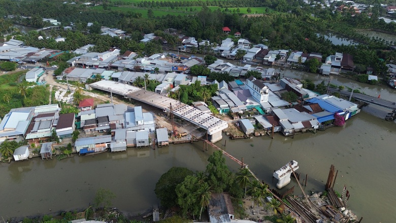 Tiến độ đạt 60% nhưng cầu Thới Lai ở Cần Thơ vẫn bị &aacute;ch tắc ở mặt bằng hai đầu đường dẫn- Ảnh 4.