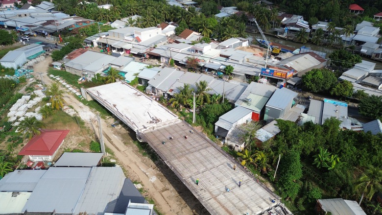 Tiến độ đạt 60% nhưng cầu Thới Lai ở Cần Thơ vẫn bị &aacute;ch tắc ở mặt bằng hai đầu đường dẫn- Ảnh 6.