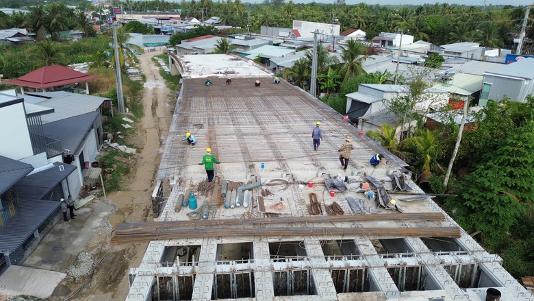 Tiến độ đạt 60% nhưng cầu Thới Lai ở Cần Thơ vẫn bị &aacute;ch tắc ở mặt bằng hai đầu đường dẫn- Ảnh 2.