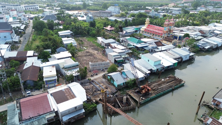 Tiến độ đạt 60% nhưng cầu Thới Lai ở Cần Thơ vẫn bị &aacute;ch tắc ở mặt bằng hai đầu đường dẫn- Ảnh 3.