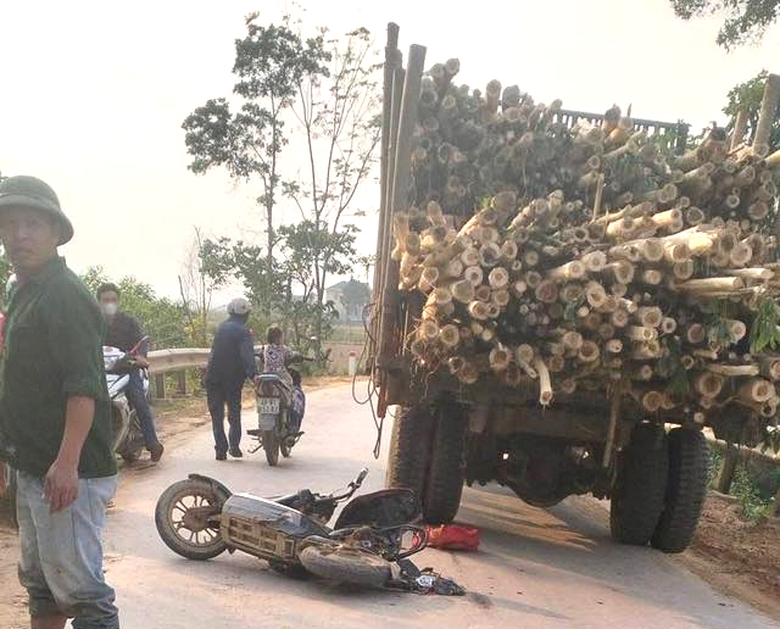 Nghệ An: B&eacute; g&aacute;i 5 tuổi tử vong thương t&acirc;m sau va chạm xe tải- Ảnh 1.