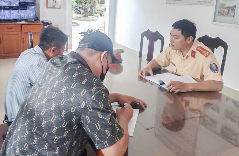 Kh&aacute;nh H&ograve;a: Xử phạt hai t&agrave;i xế xe bu&yacute;t d&ugrave;ng điện thoại khi đang chở kh&aacute;ch- Ảnh 2.