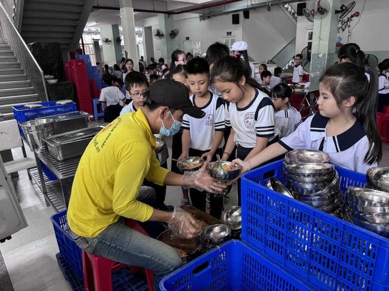 Sở GD&ĐT TP.HCM yêu cầu tạm dừng ngay suất ăn học đường bị phản ánh mất an toàn- Ảnh 2. Sở GD&ĐT TP.HCM yêu cầu tạm dừng ngay suất ăn học đường bị phản ánh mất an toàn- Ảnh 2.