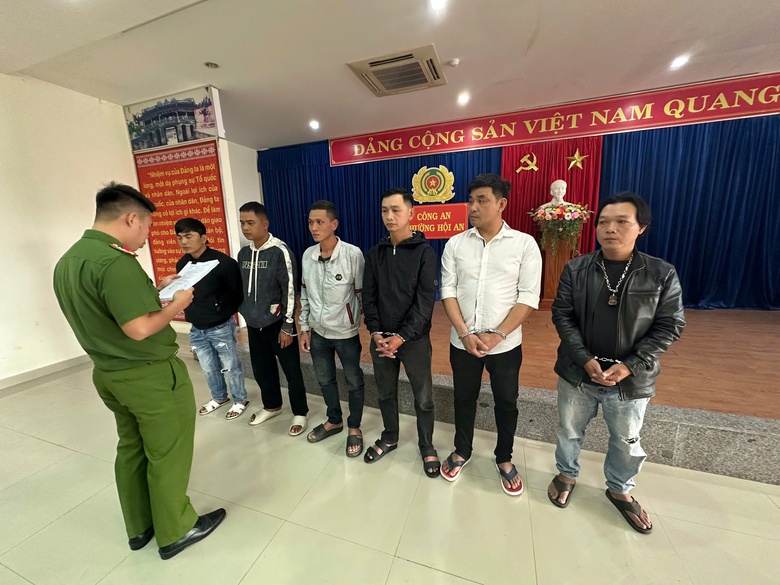 D&ugrave;ng ly, ch&eacute;n đ&aacute;nh nhau trong tiệc sinh nhật l&agrave;m kh&aacute;ch bị thương, 6 đối tượng bị khởi tố- Ảnh 1.