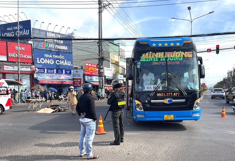 Gia Lai: Bị xe kh&aacute;ch t&ocirc;ng tr&uacute;ng, người phụ nữ đi xe m&aacute;y tử vong tại chỗ- Ảnh 1.